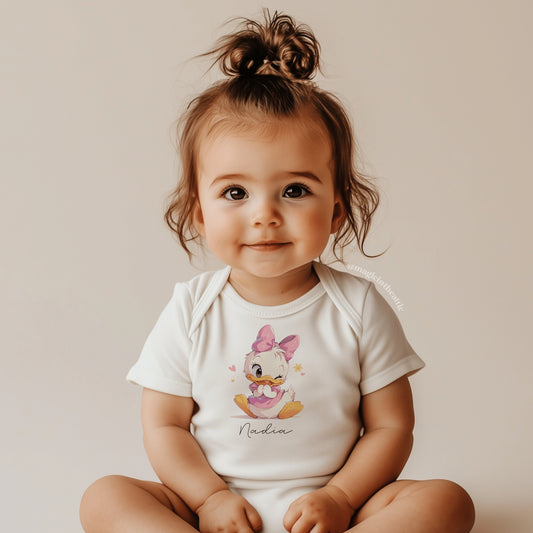 Bebé vistiendo body de daisy, diseño inspirado en disney. Personalizable con el nombre del bebé.