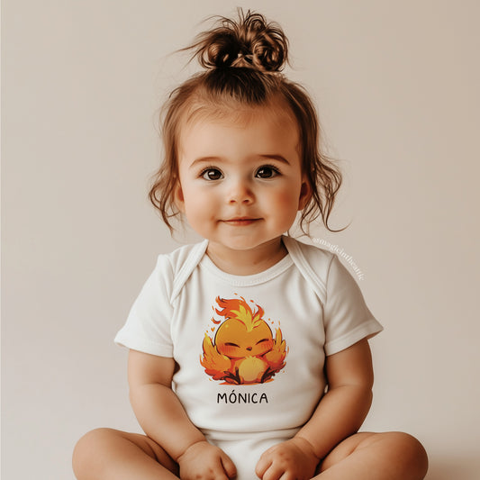 Bebé vistiendo body de moltres, diseño inspirado en pokémon. Personalizable con el nombre del bebé