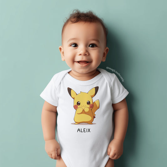 Bebé vistiendo body de pikachu, diseño inspirado en pokémon. Personalizable con el nombre del bebé