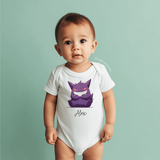 Bebé vistiendo body de gengar, diseño inspirado en pokémon. Personalizable con el nombre del bebé