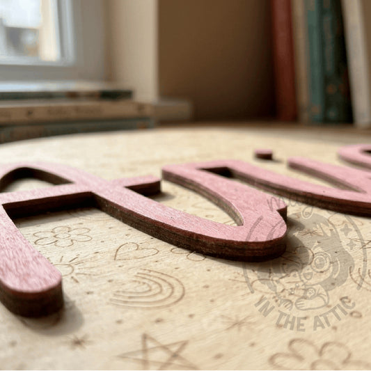 Detalle del relieve de 3mm en letra de madera de placa personalizada