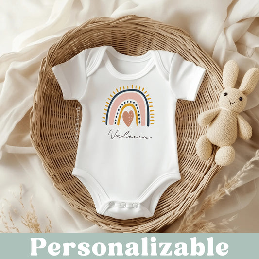 Body para bebé con diseño de arcoíris. Personalizable con el nombre del bebé.