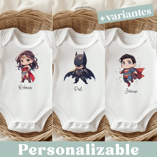 Body para bebé inspirado en dc comics. Modelos disponibles: Aquaman, Batman, Flash, Green Arrow, Green Lantern, Harley Quinn, Supergirl, Superman, Wonder Woman. Personalizable con el nombre del bebé.
