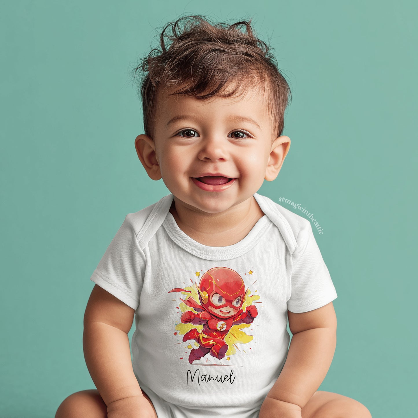 Bebé vistiendo body de Flash, diseño inspirado en DC comics. Personalizable con el nombre del bebé.