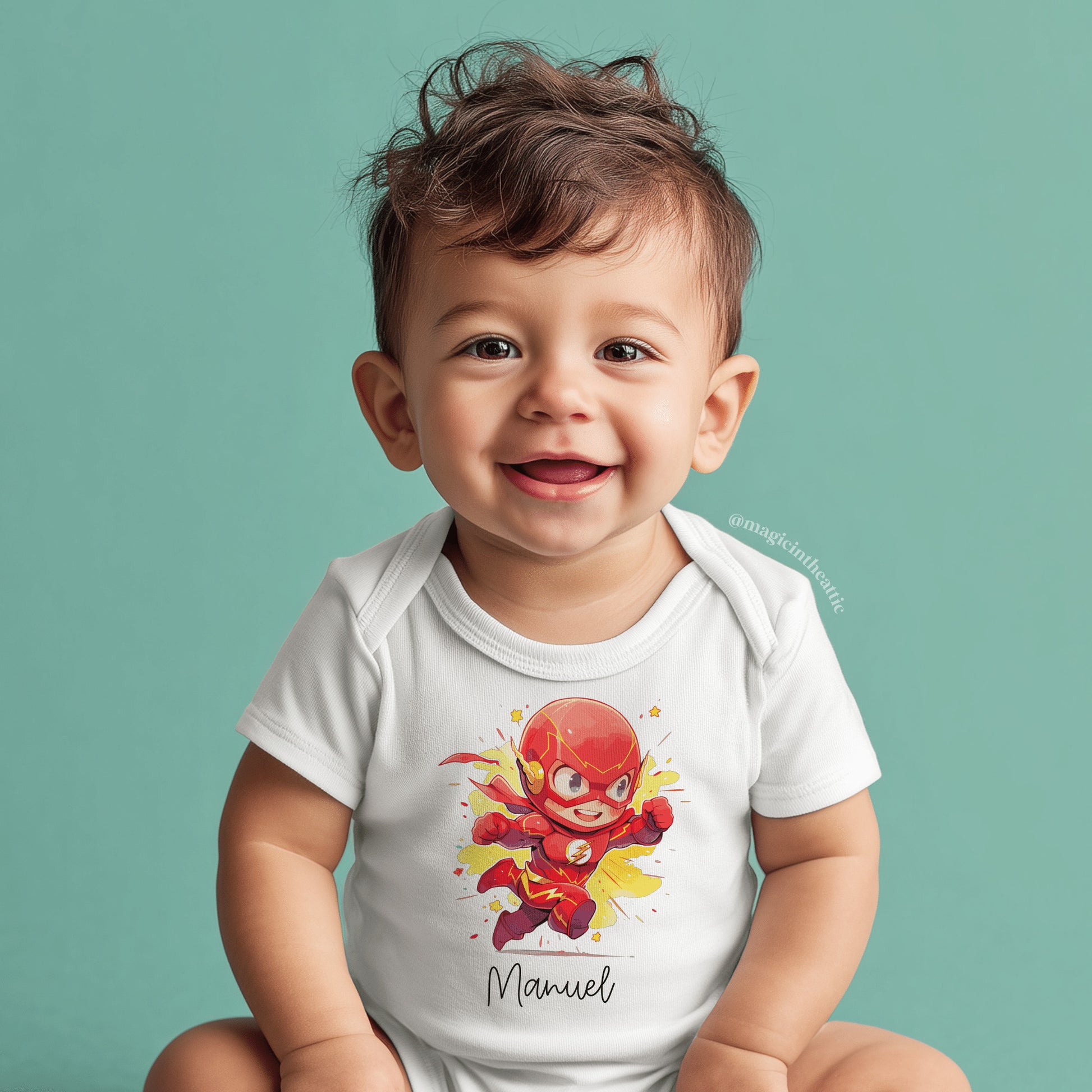 Bebé vistiendo body de Flash, diseño inspirado en DC comics. Personalizable con el nombre del bebé.