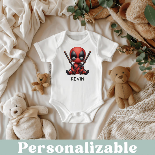 Body para bebé inspirado en Deadpool de Marvel. Personalizable con el nombre del bebé.
