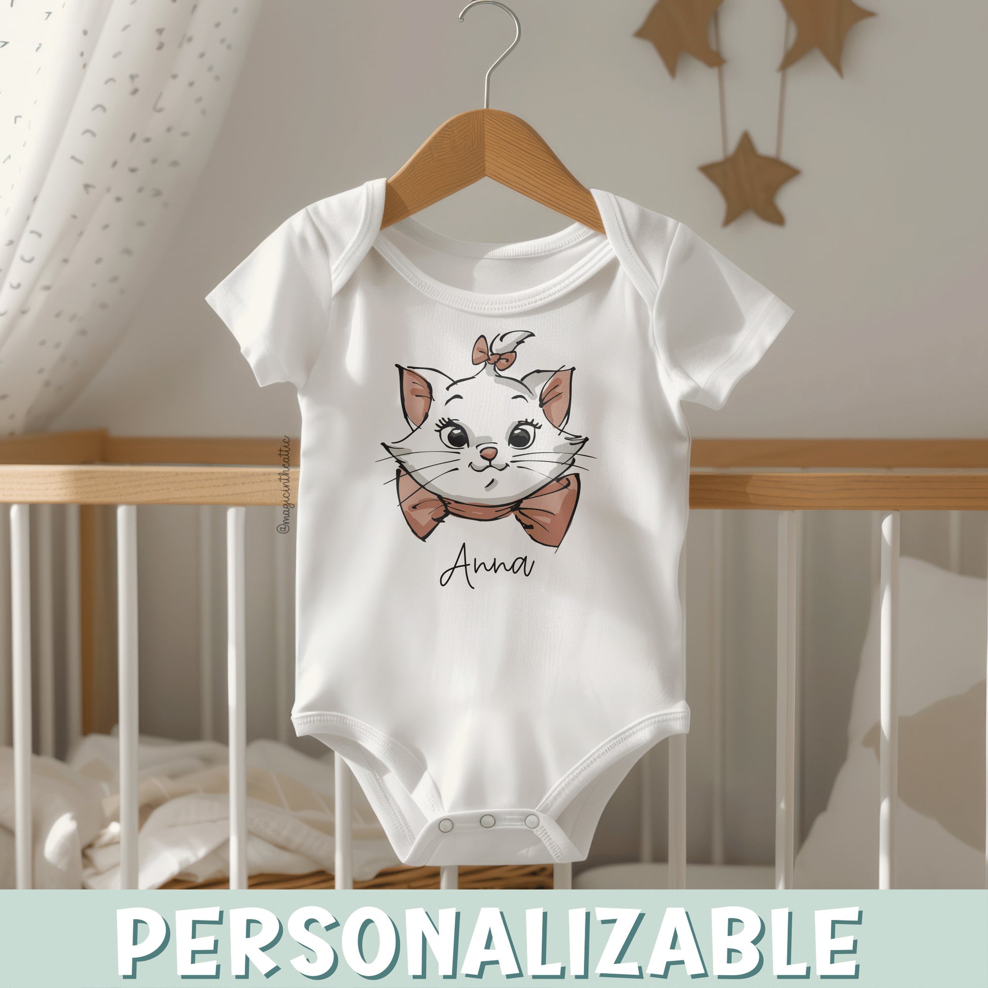 Body bebé blanco personalizado con diseño de Marie la gatita de Disney y nombre en vinilo textil