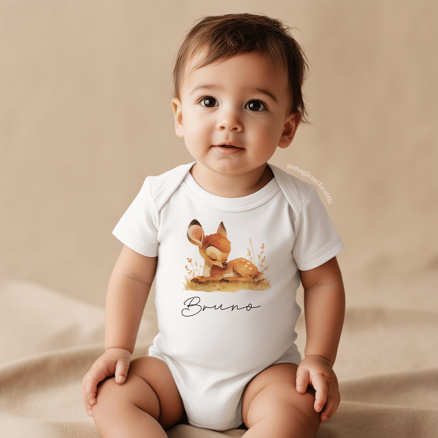 Bebé vistiendo body de bambi, diseño inspirado en disney. Personalizable con el nombre del bebé