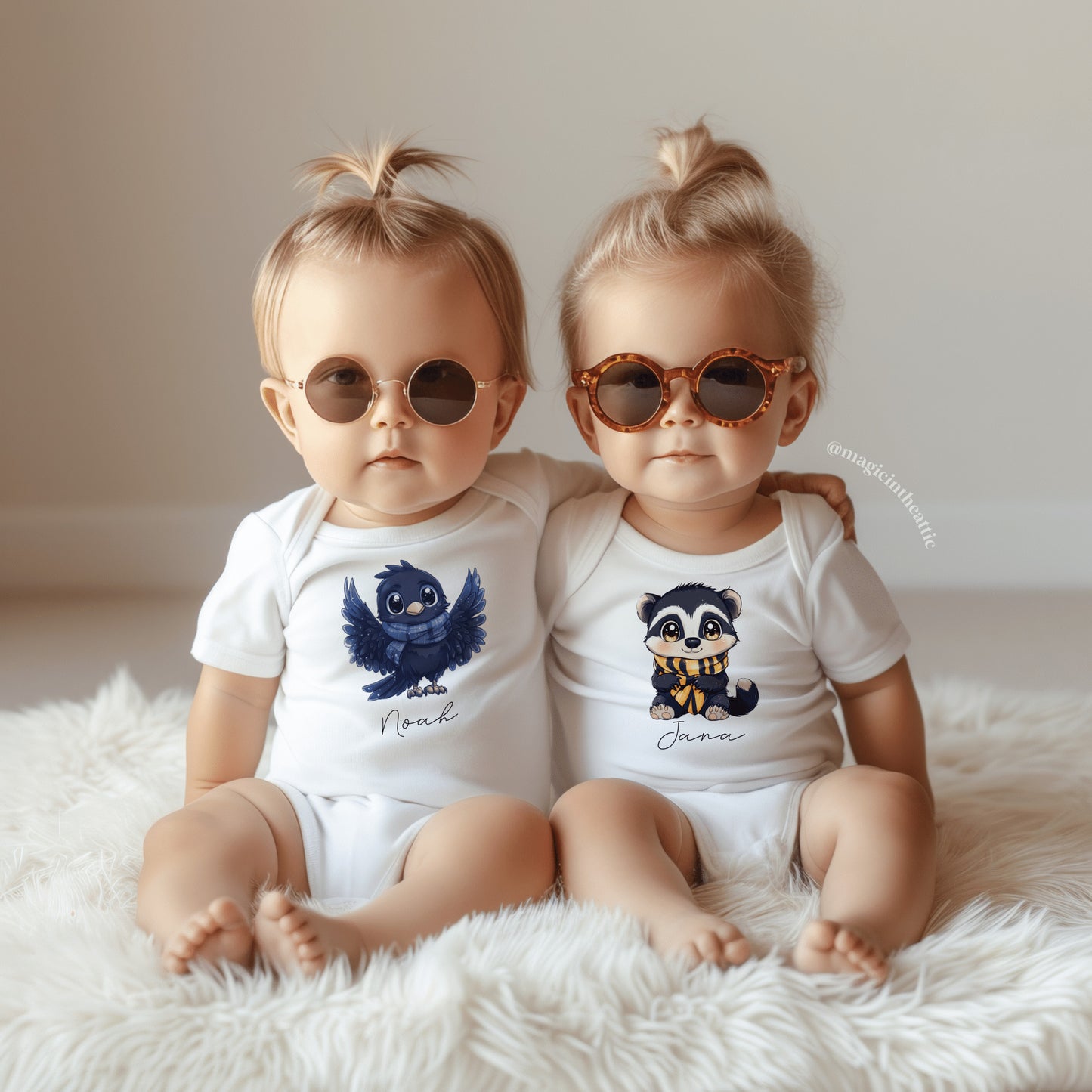 Bebé vistiendo body de Ravenclaw y Hufflepuff, diseño inspirado en Harry Potter. Personalizable con el nombre del bebé.