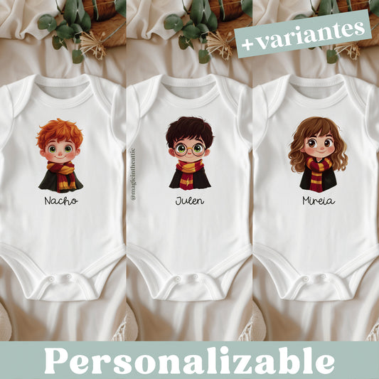 Body para bebé inspirado en Harry Potter. Modelos disponibles: Harry Potter, Ron Weasley, Hermione Granger, Dobby y Draco Malfoy. Personalizable con el nombre del bebé.