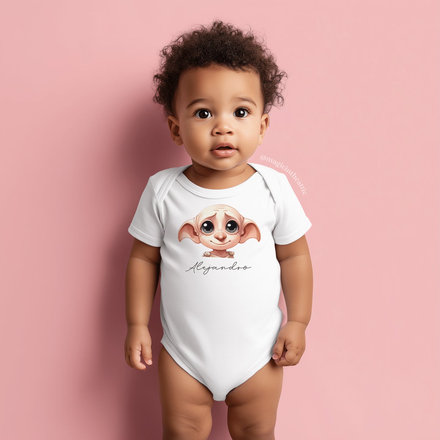 Bebé vistiendo body de dobby, diseño inspirado en Harry potter. Personalizable con el nombre del bebé.