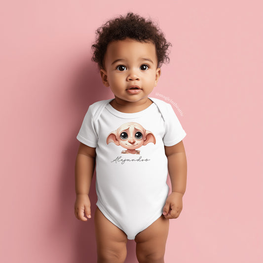 Bebé vistiendo body de dobby, diseño inspirado en Harry potter. Personalizable con el nombre del bebé.