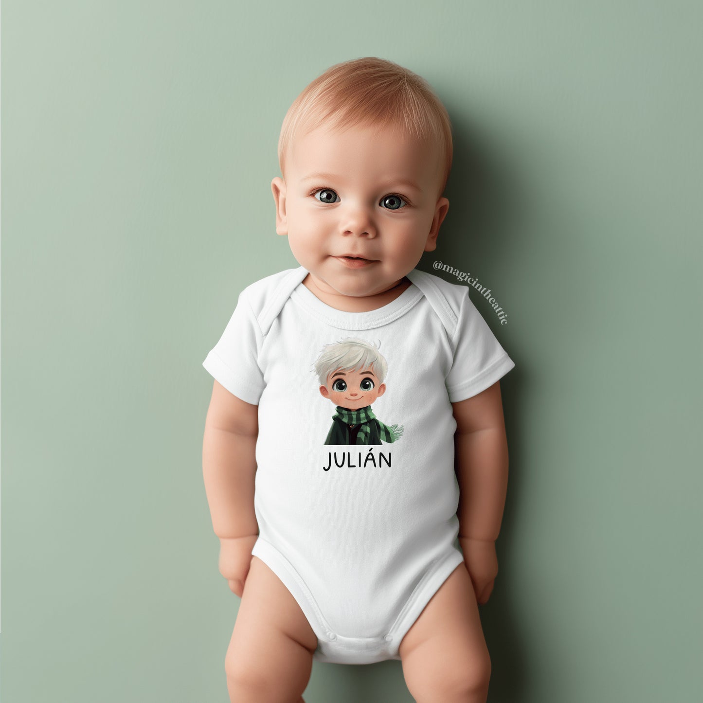 Bebé vistiendo body de draco malfoy, diseño inspirado en harry potter. Personalizable con el nombre del bebé.