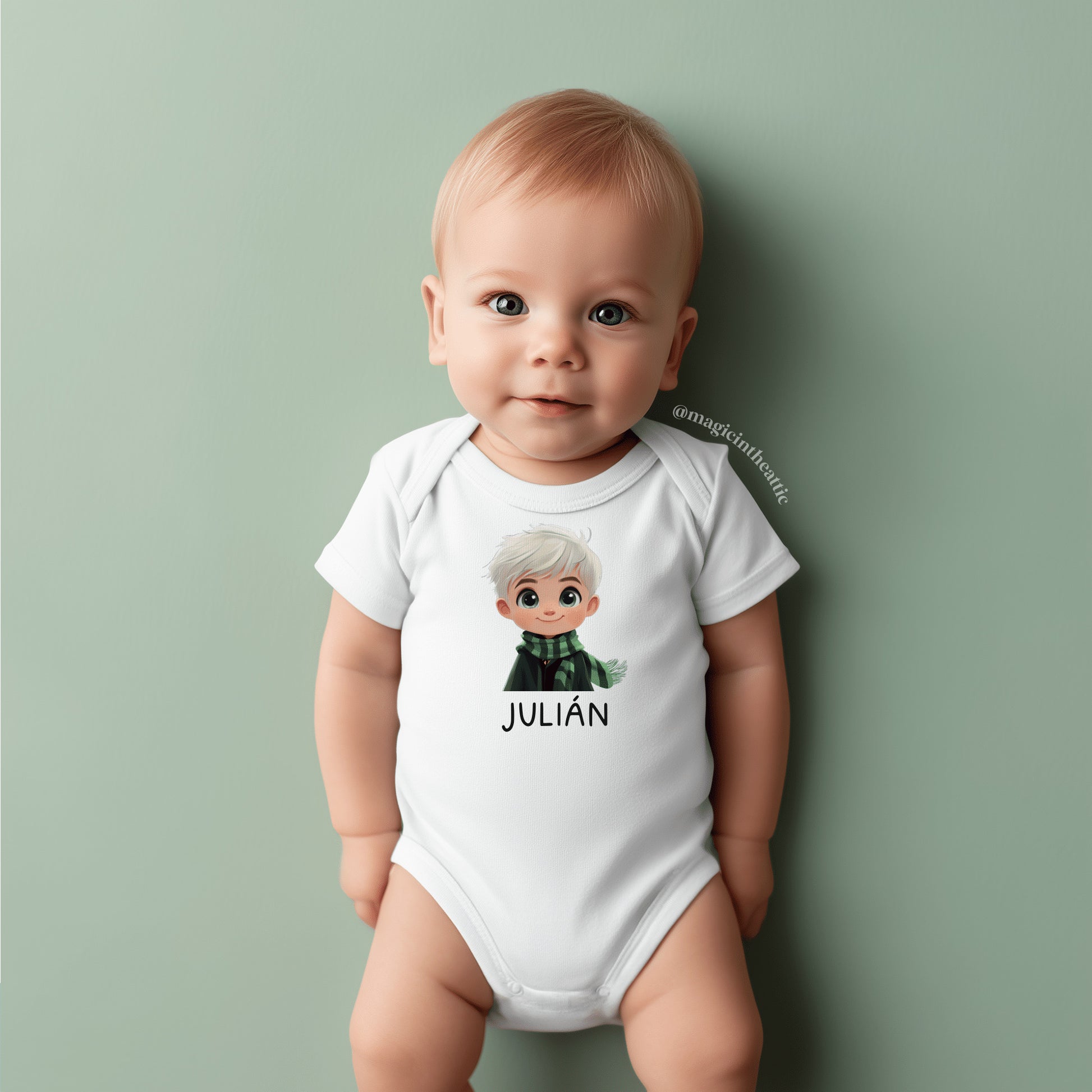 Bebé vistiendo body de draco malfoy, diseño inspirado en harry potter. Personalizable con el nombre del bebé.