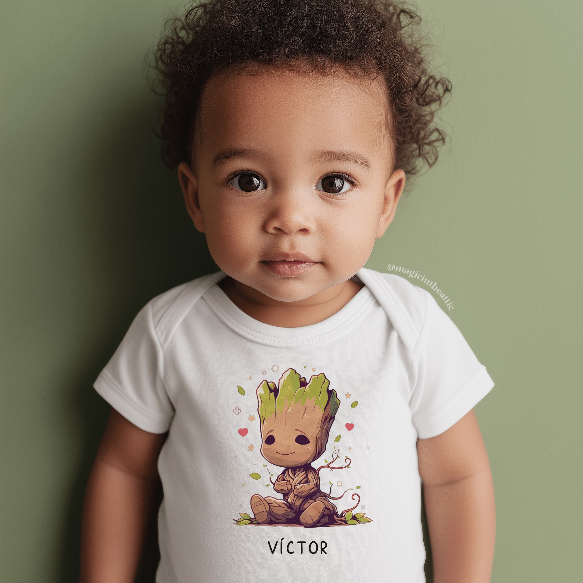 Bebé vistiendo body de groot, diseño inspirado en marvel. Personalizable con el nombre del bebé
