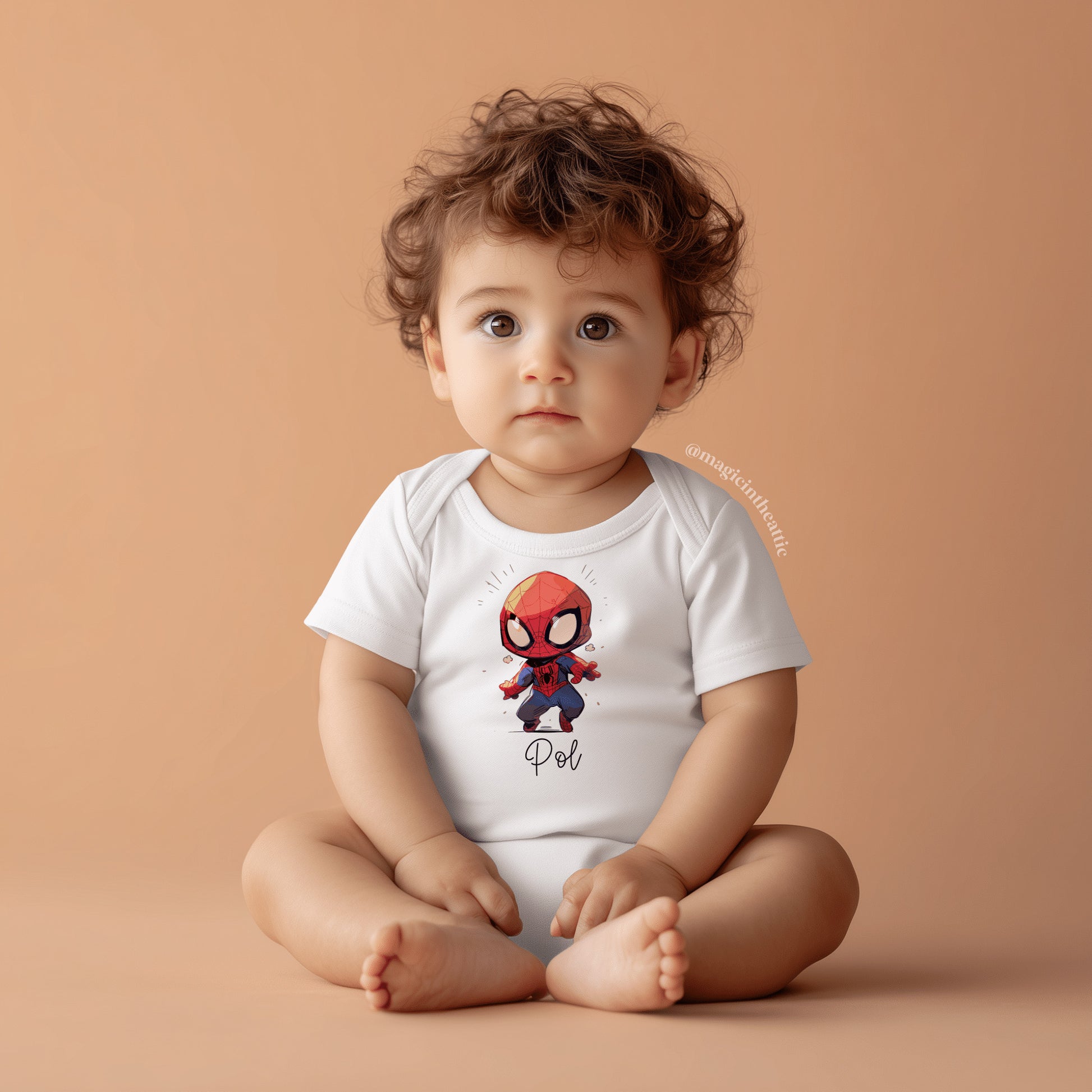 Bebé vistiendo body de spiderman, diseño inspirado en marvel. Personalizable con el nombre del bebé