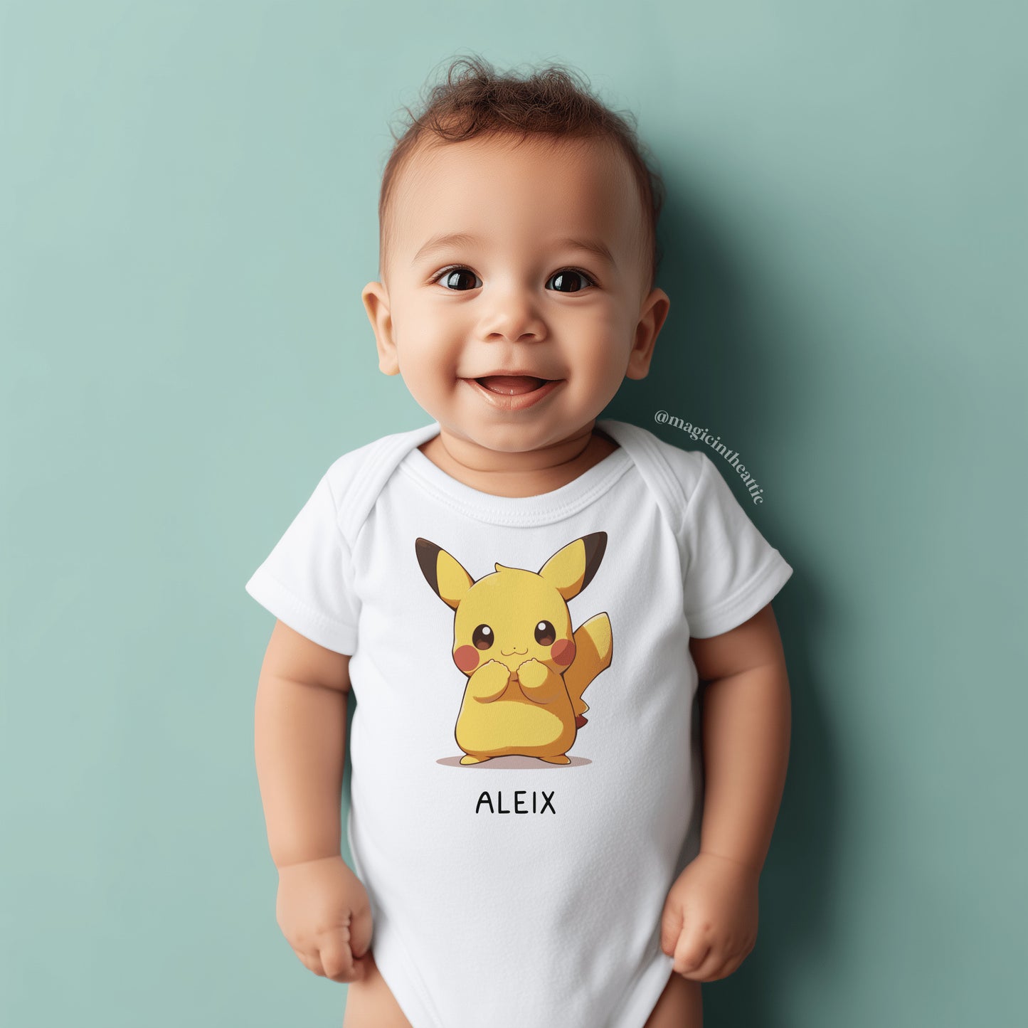Bebé vistiendo body de pikachu, diseño inspirado en pokémon. Personalizable con el nombre del bebé