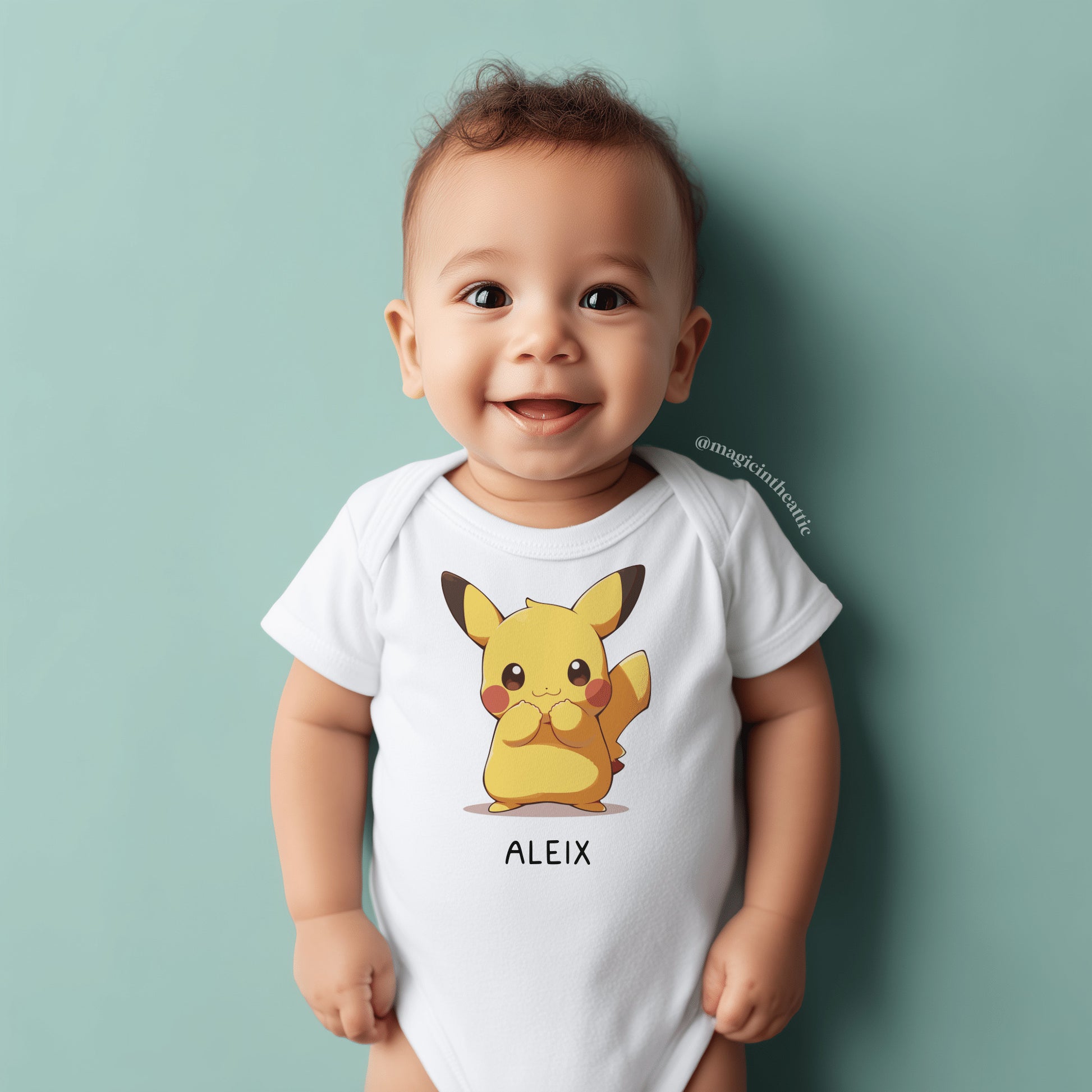Bebé vistiendo body de pikachu, diseño inspirado en pokémon. Personalizable con el nombre del bebé