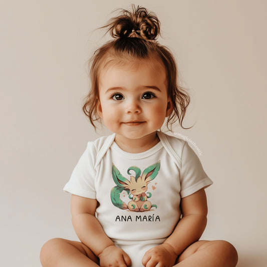 Bebé vistiendo body de leafeon, diseño inspirado en pokémon. Personalizable con el nombre del bebé