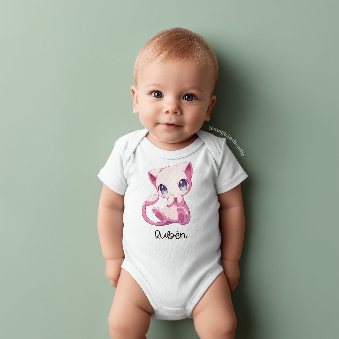 Bebé vistiendo body de mew, diseño inspirado en pokémon. Personalizable con el nombre del bebé