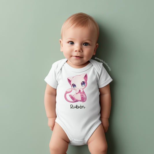 Bebé vistiendo body de mew, diseño inspirado en pokémon. Personalizable con el nombre del bebé