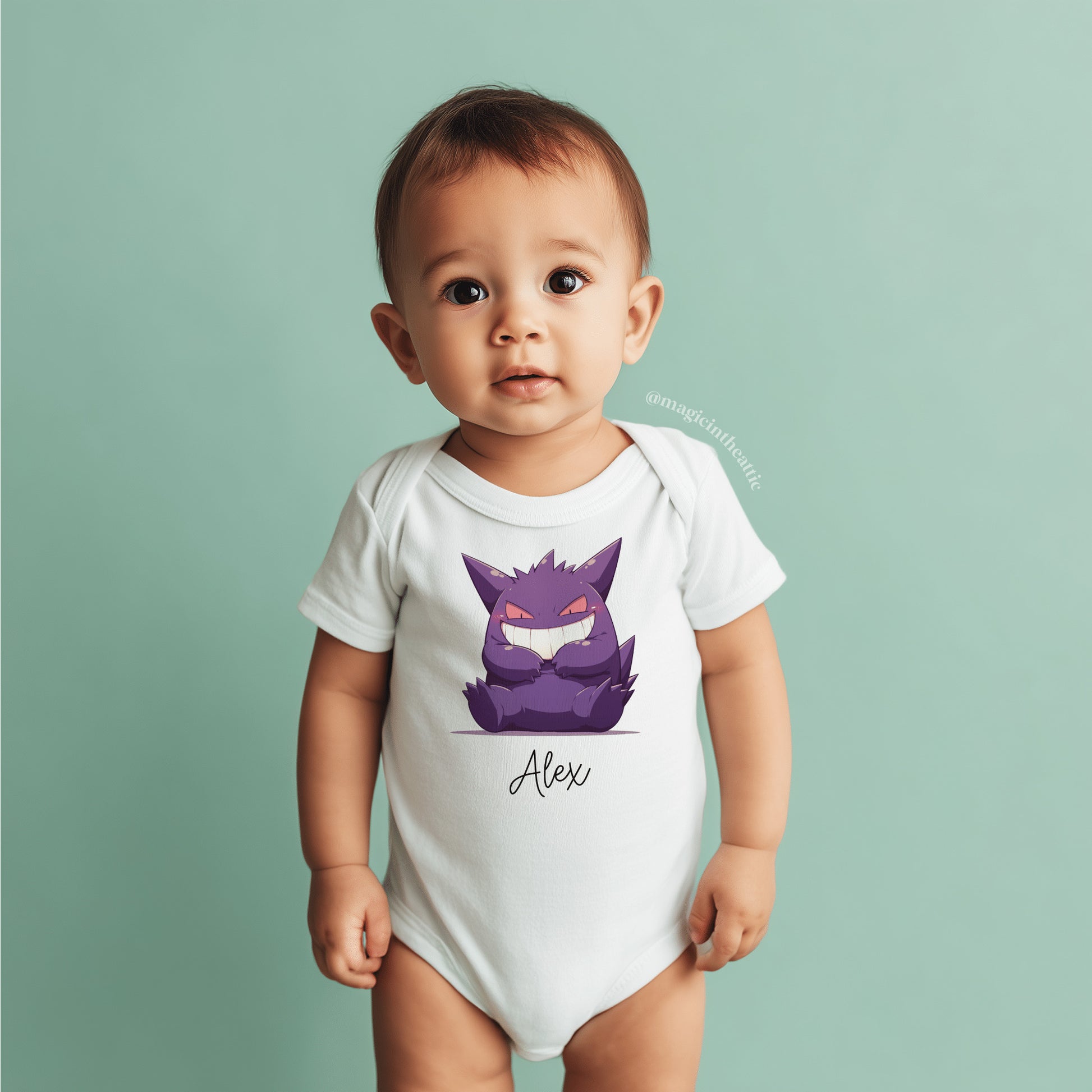 Bebé vistiendo body de gengar, diseño inspirado en pokémon. Personalizable con el nombre del bebé