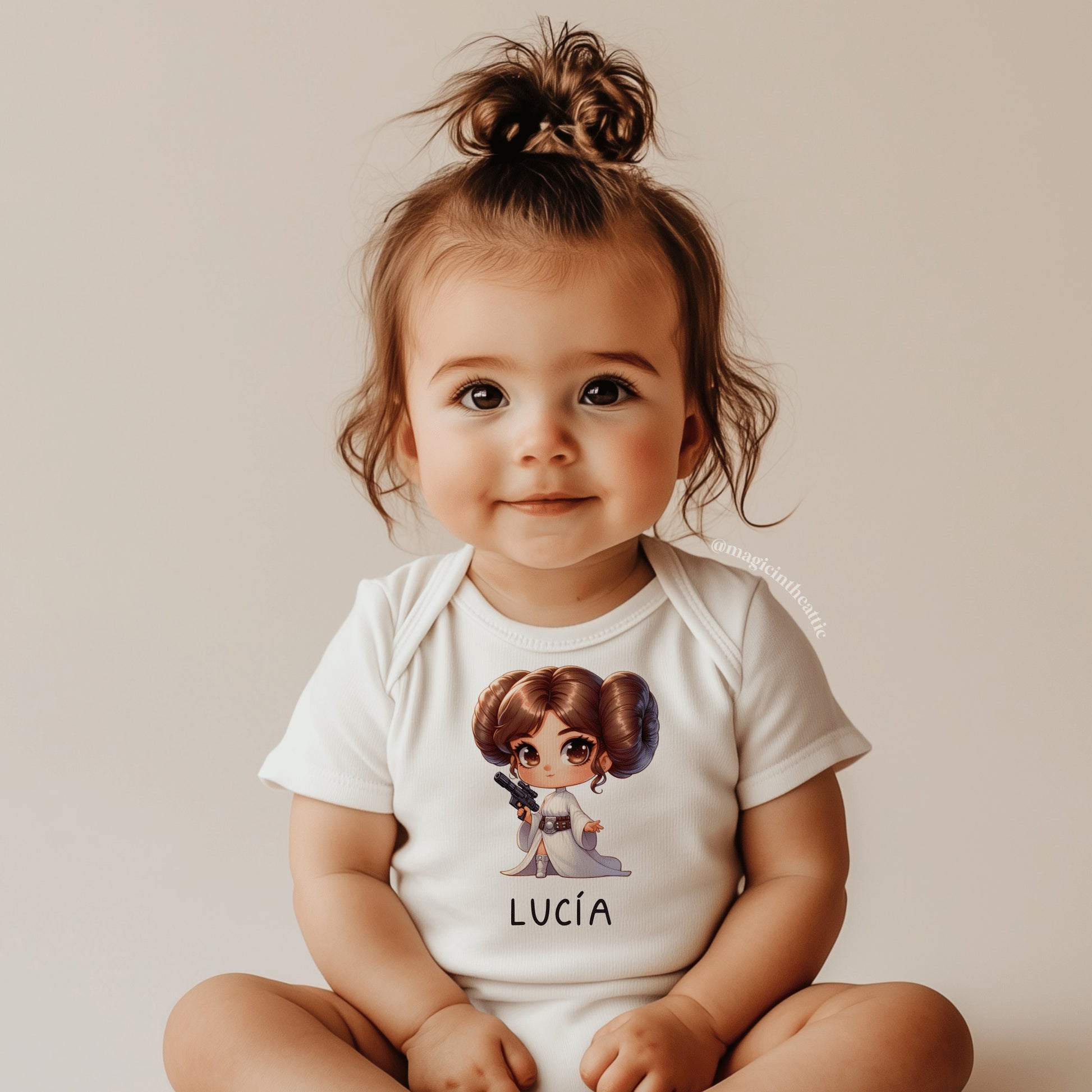 Bebé vistiendo body de princesa leia, diseño inspirado en star wars. Personalizable con el nombre del bebé