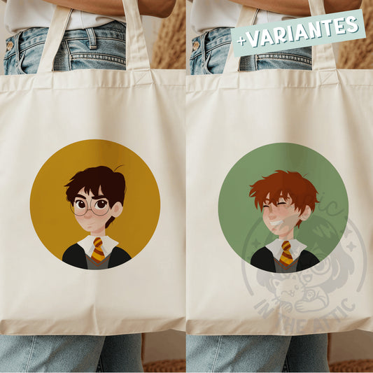 Dos tote bags de algodón color crudo llevadas por una persona con vaqueros. A la izquierda, retrato ilustrado de Harry Potter con gafas redondas y uniforme de Gryffindor sobre un círculo mostaza. A la derecha, retrato ilustrado de Ron Weasley sonriendo sobre un círculo verde salvia.