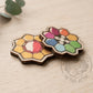 Detalle del grosor de madera de 3mm en imán de medalla Pokémon Kanto cortado con láser