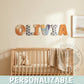 Letras decorativas de madera con estampados Bluey formando el nombre OLIVIA en habitación de bebé