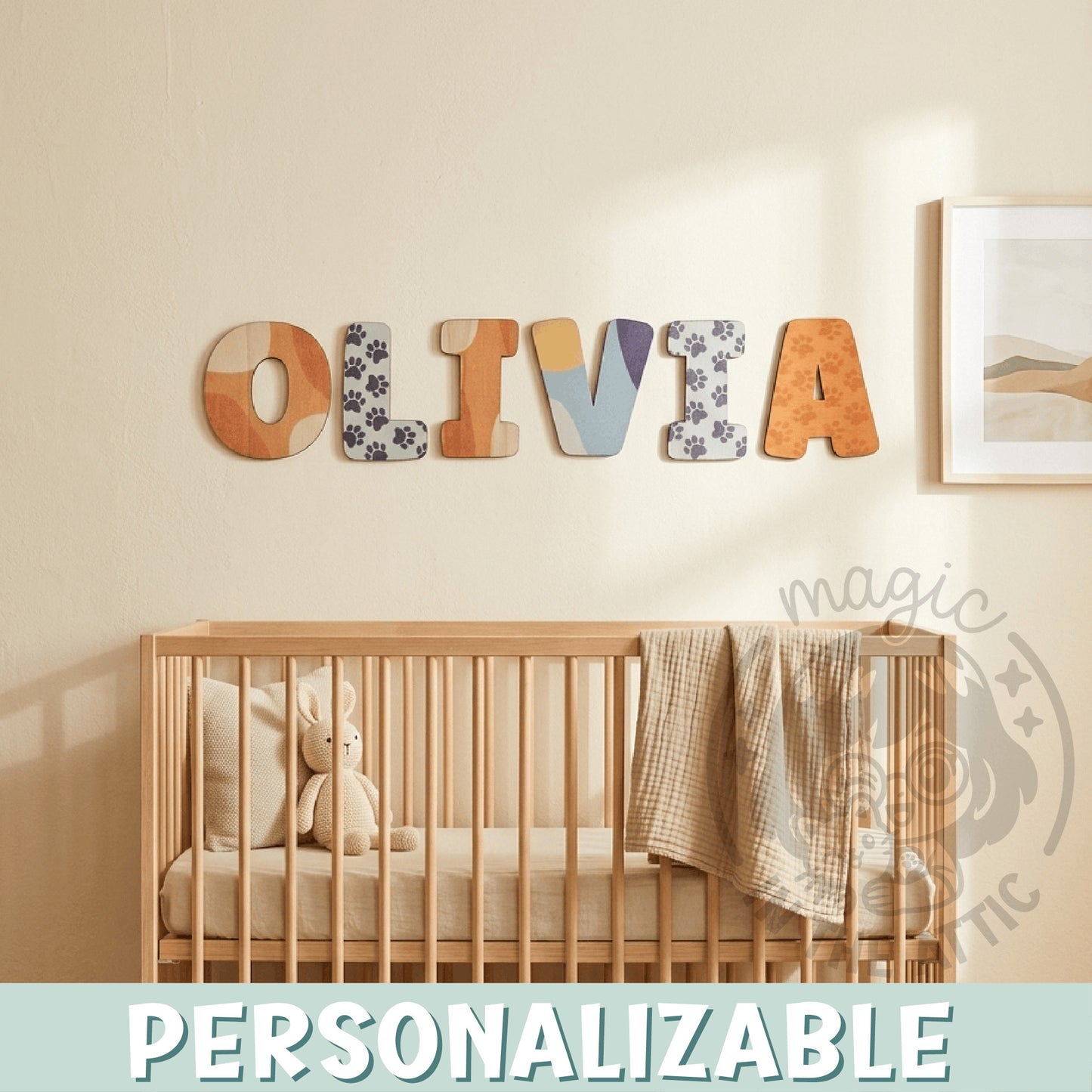Letras decorativas de madera con estampados Bluey formando el nombre OLIVIA en habitación de bebé