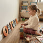 Niña jugando junto a letras decorativas de madera con estampados Bluey