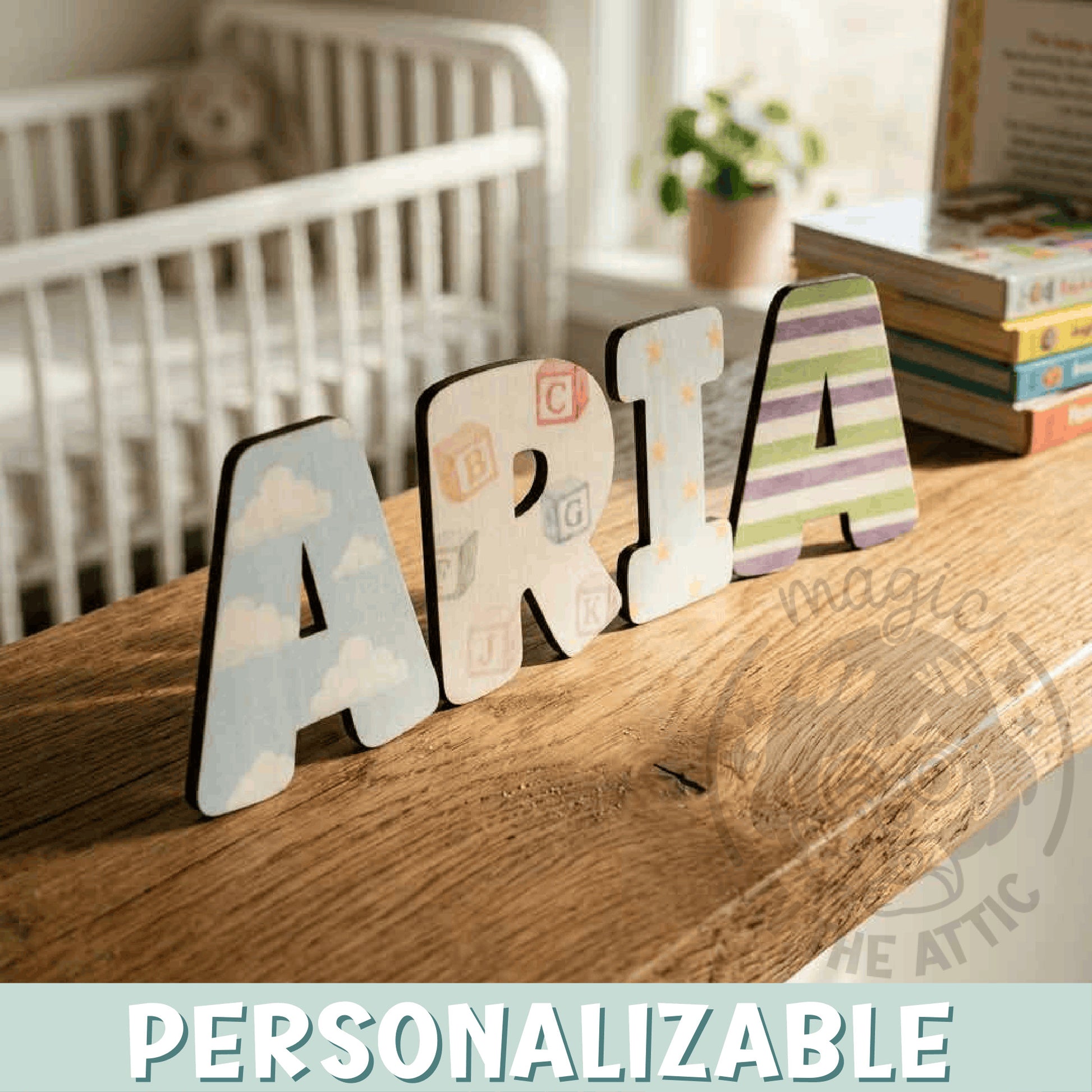 Letras decorativas de madera con estampados Toy Story formando el nombre ARIA en habitación de bebé