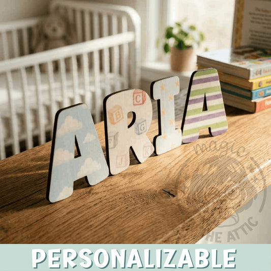 Letras decorativas de madera con estampados Toy Story formando el nombre ARIA en habitación de bebé