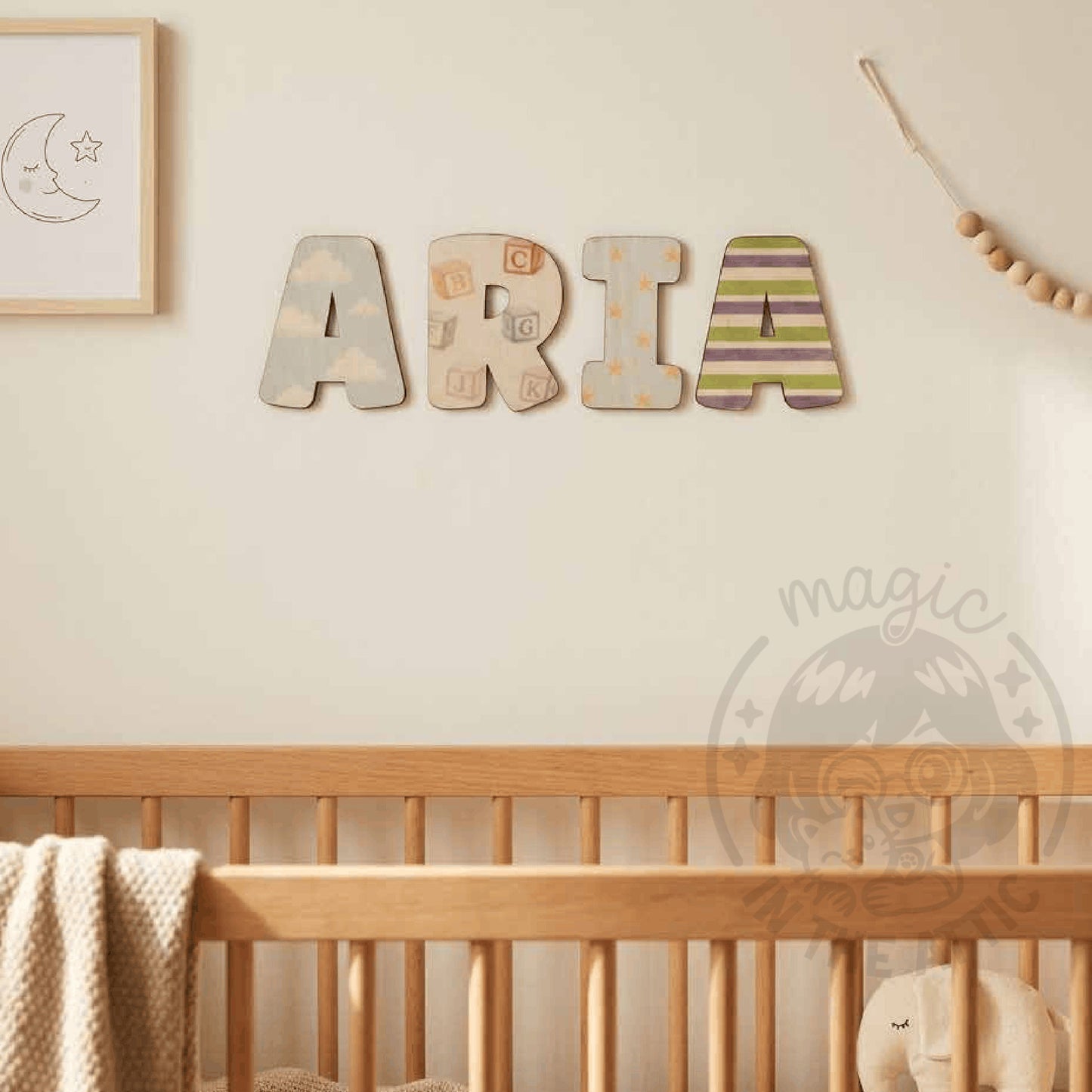 Letras de madera Toy Story ARIA apoyadas en estantería con cuna de madera al fondo