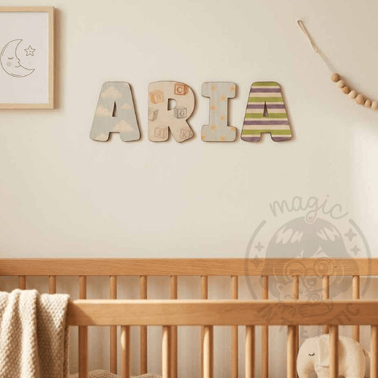 Letras de madera Toy Story ARIA apoyadas en estantería con cuna de madera al fondo