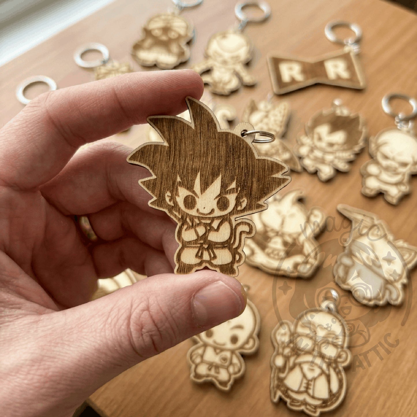 detalle de Llaveros de madera grabados de Dragon Ball en plano cenital sobre mesa