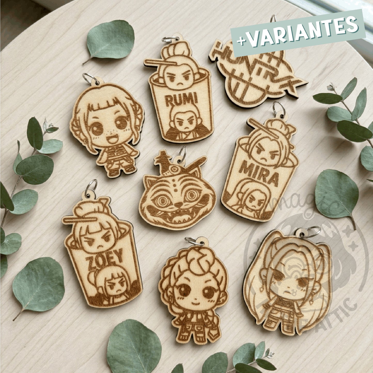 Llaveros de madera grabados con Rumi, Mira, Zoey y el tigre Derpy en plano cenital
