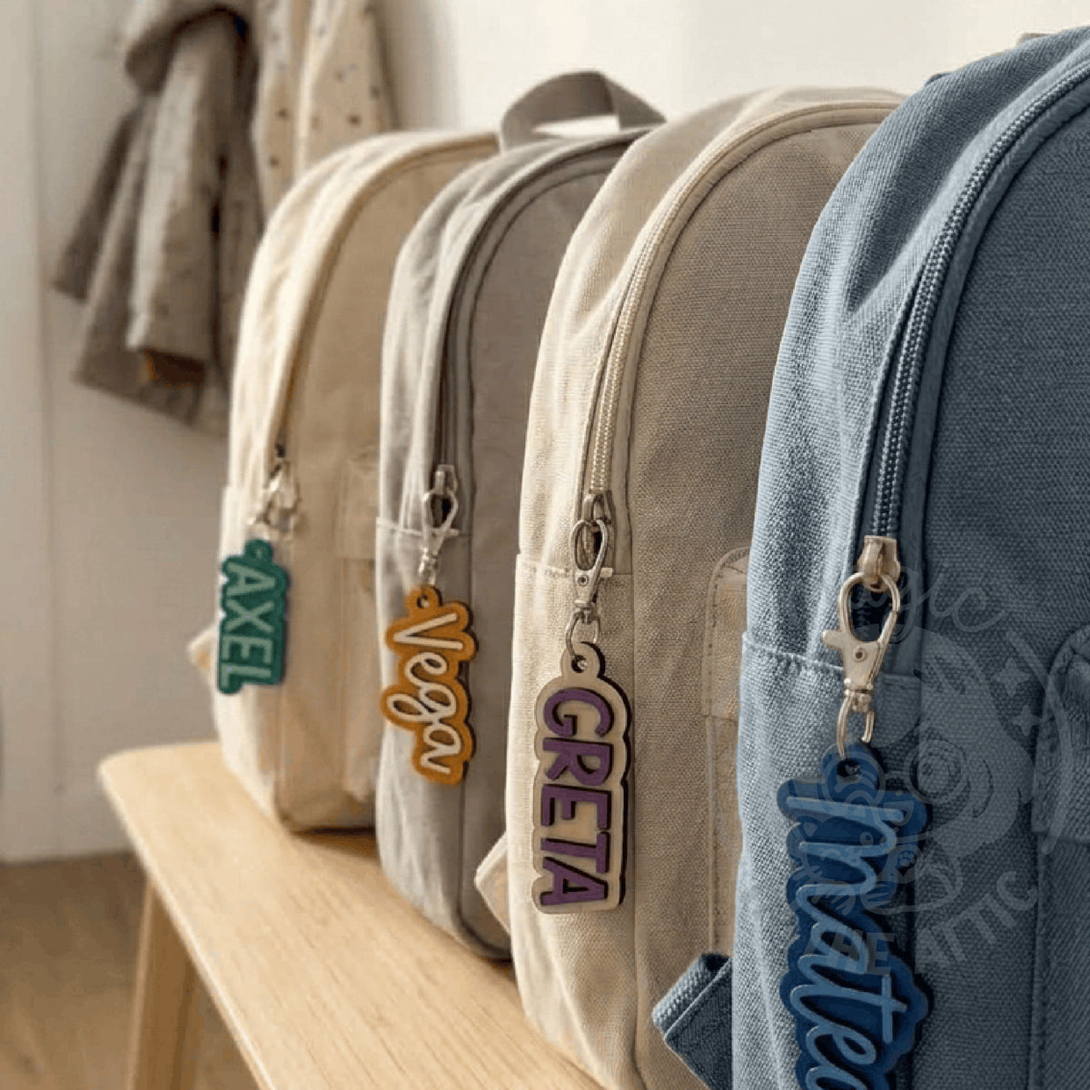 Llaveros de madera personalizados colgado de mochila infantil
