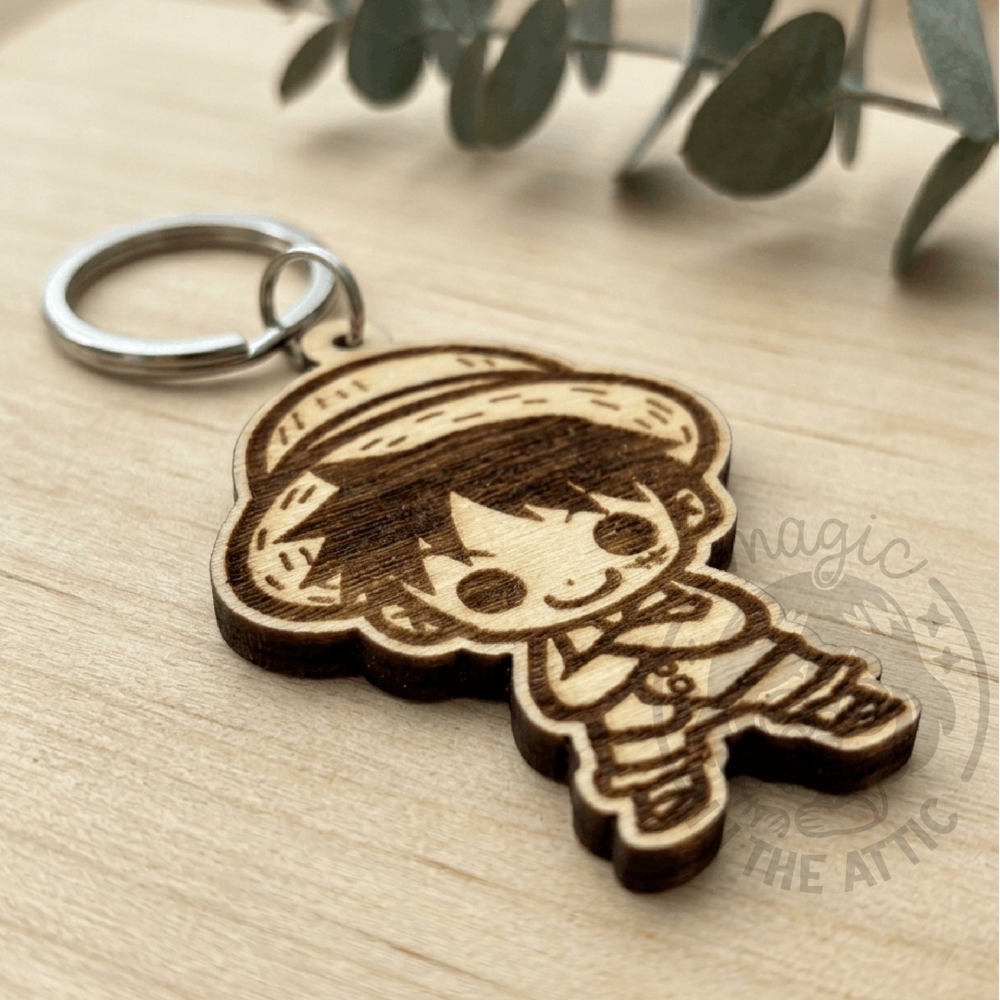 Detalle del grabado láser en llavero de madera de personaje de One Piece