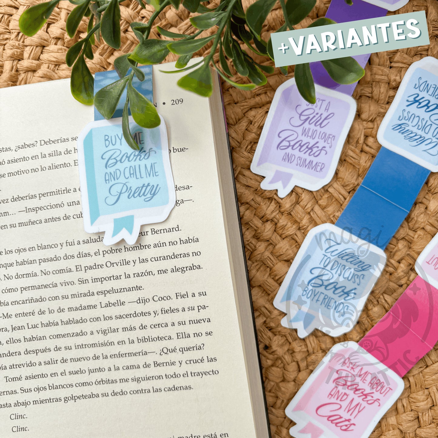 Frases lectoras
"Marcapáginas imantado con frase lectora colgado en un libro abierto