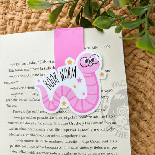 Marcapáginas imantado Book Worm colgado en un libro abierto