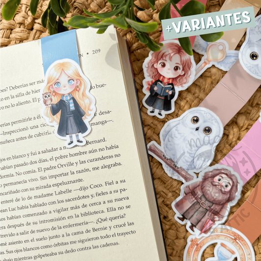 Marcapáginas imantado de Harry Potter colgado en un libro abierto