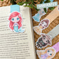 Marcapáginas imantado de princesa Disney colgado en un libro abierto