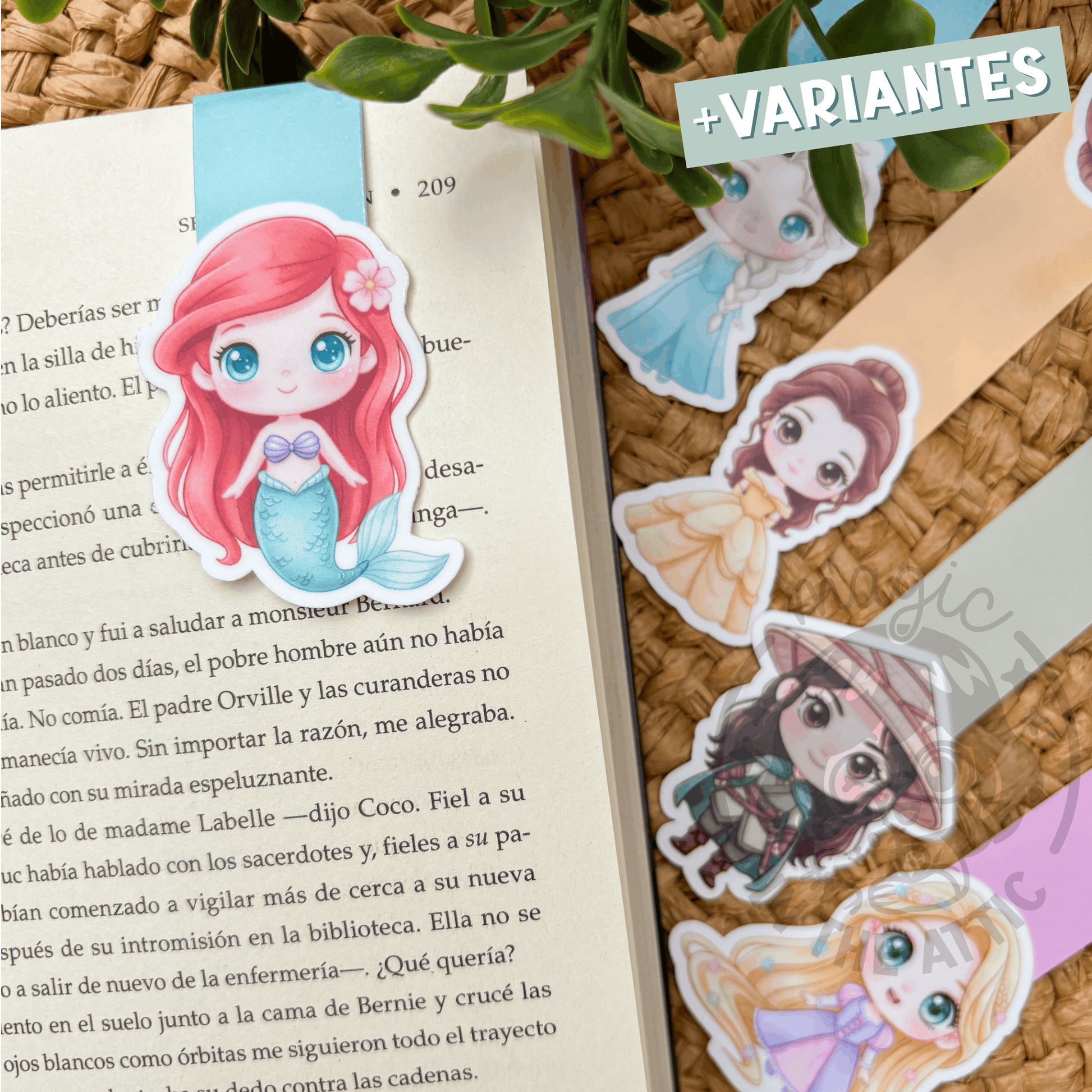 Marcapáginas imantado de princesa Disney colgado en un libro abierto