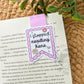 Marcapáginas imantado 'I stopped reading here' colgado en un libro abierto