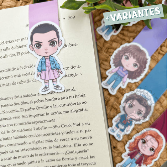 Marcapáginas imantado de Stranger Things colgado en un libro abierto