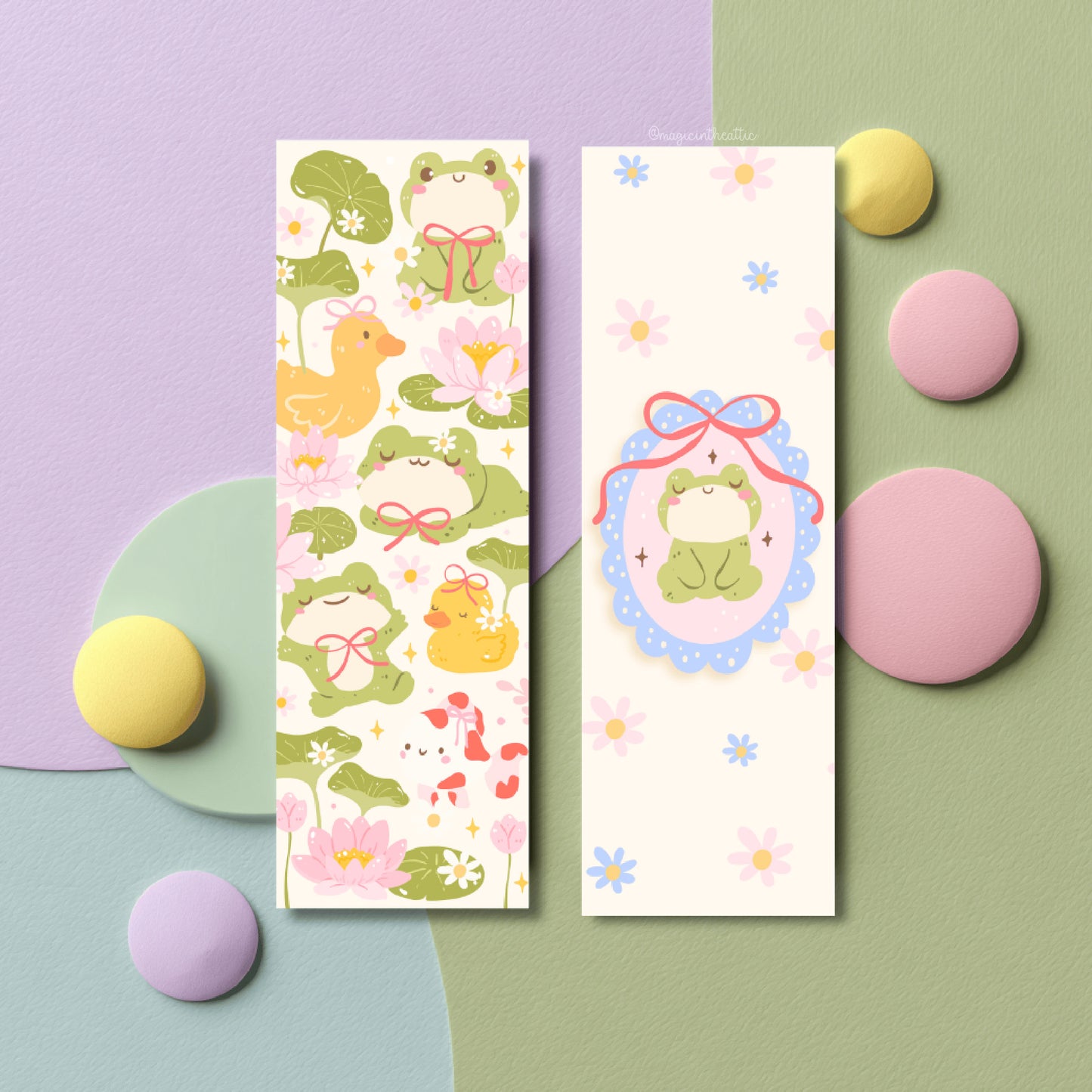 Dos marcapáginas con ilustraciones de ranitas cute con lazos rosas, patitos y nenúfares en paleta verde salvia y crema