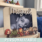Marco de fotos de madera personalizado con nombre y personajes de Avengers recortados sobre estantería en habitación infantil