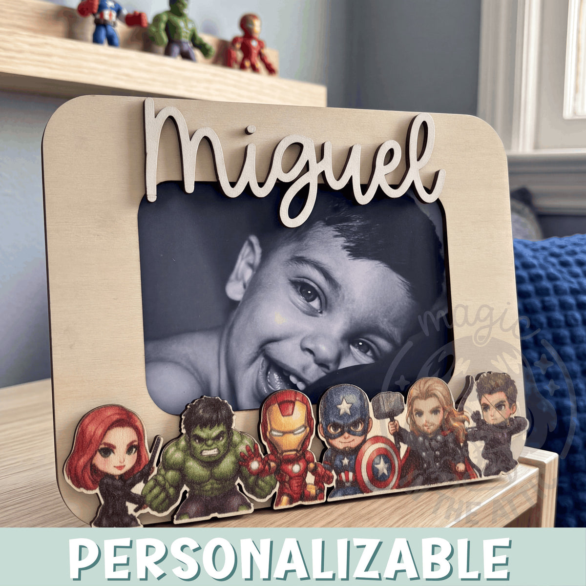 Marco de fotos de madera personalizado con nombre y personajes de Avengers recortados sobre estantería en habitación infantil